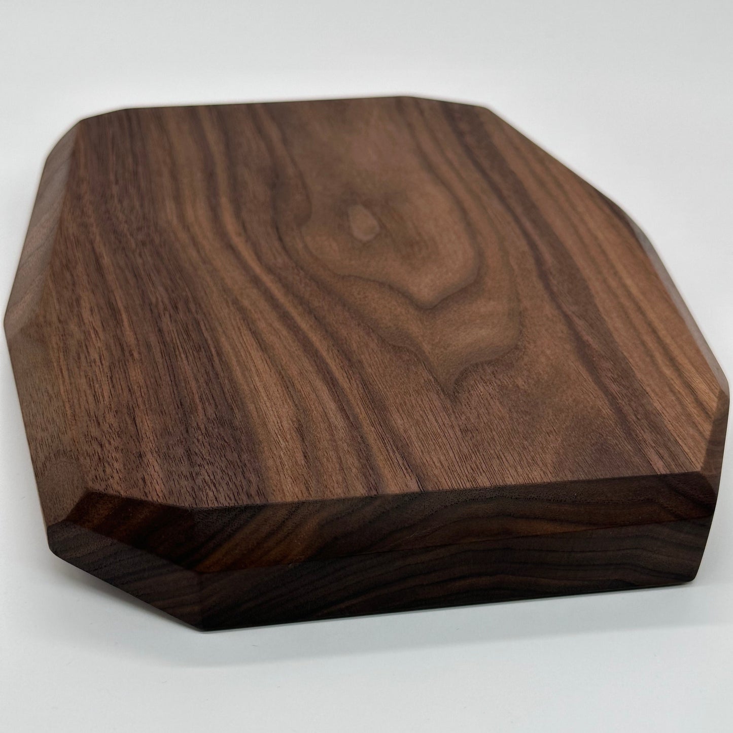 Walnut knothole serving board